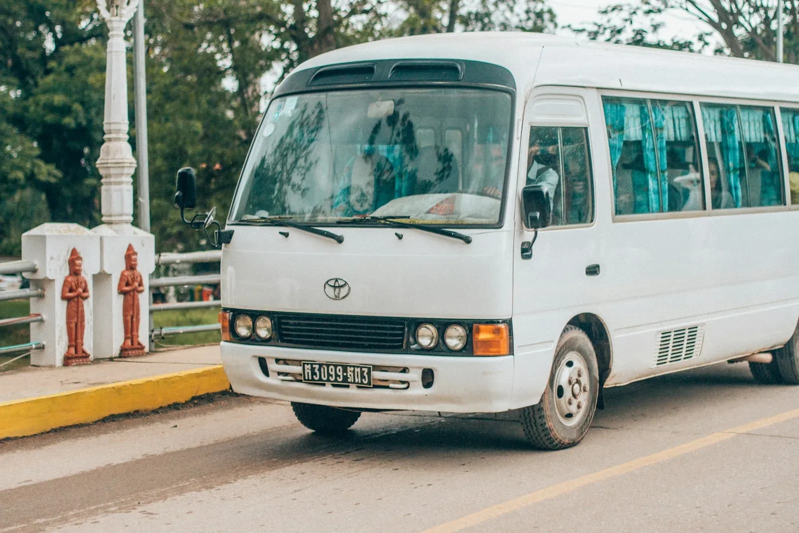Hyundai H1 minibus, 12 seats (sample photo)